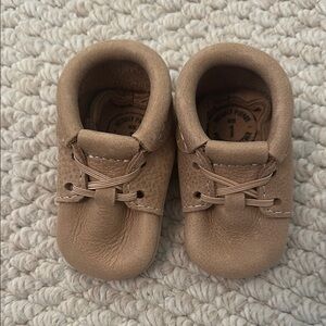 Tan leather moccasins with elastic lace closure